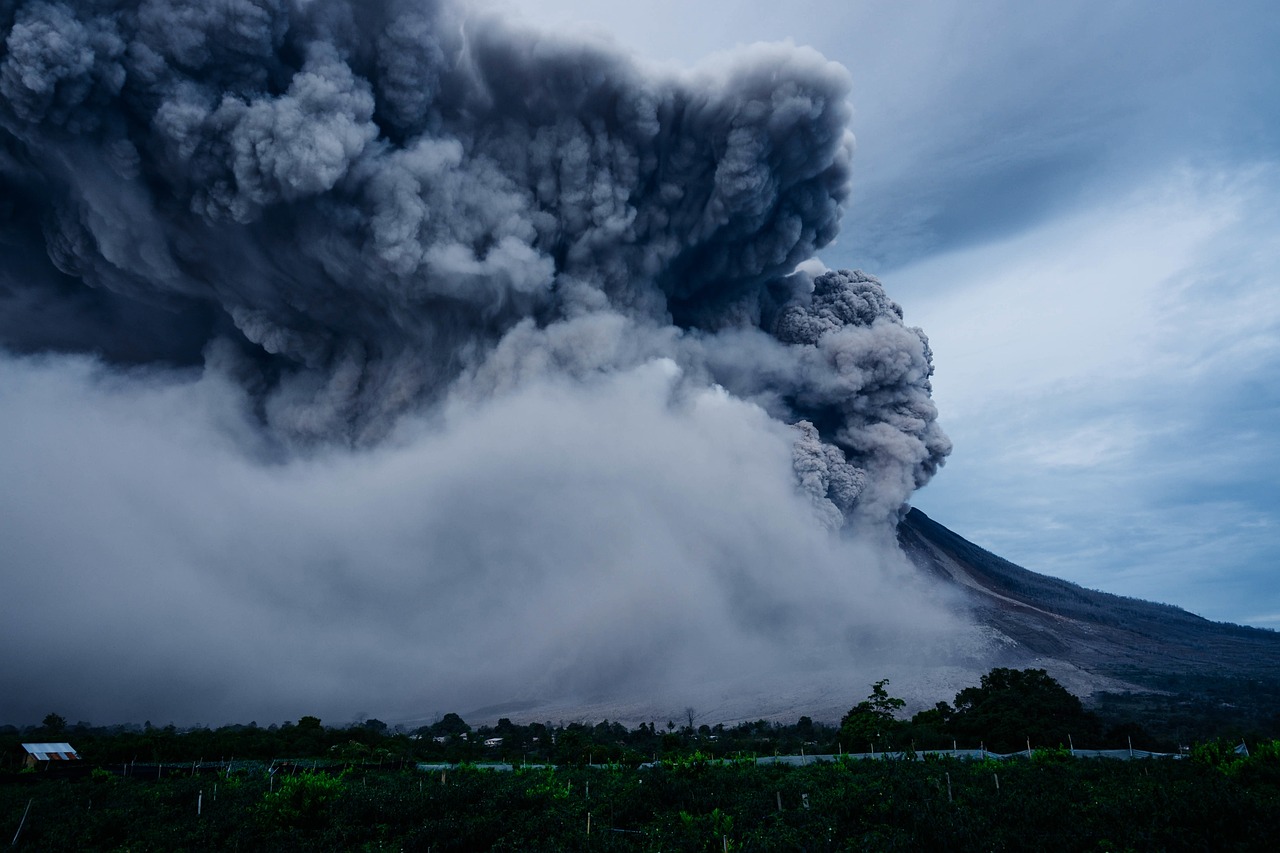 日本樱岛火山喷发 火山灰柱高达4000米