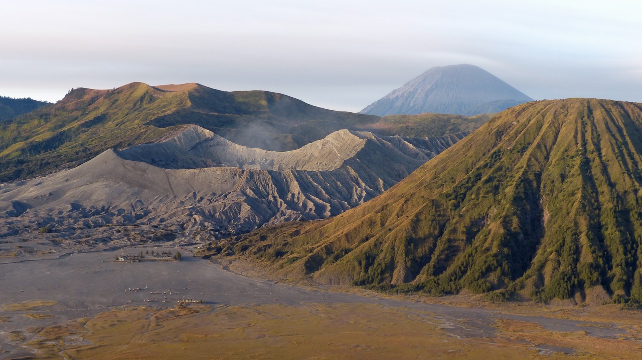 印尼勒沃托比火山喷发，火山灰柱高达5000米